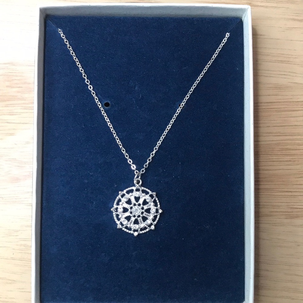 Beautiful Necklace - Picture 2 of 3